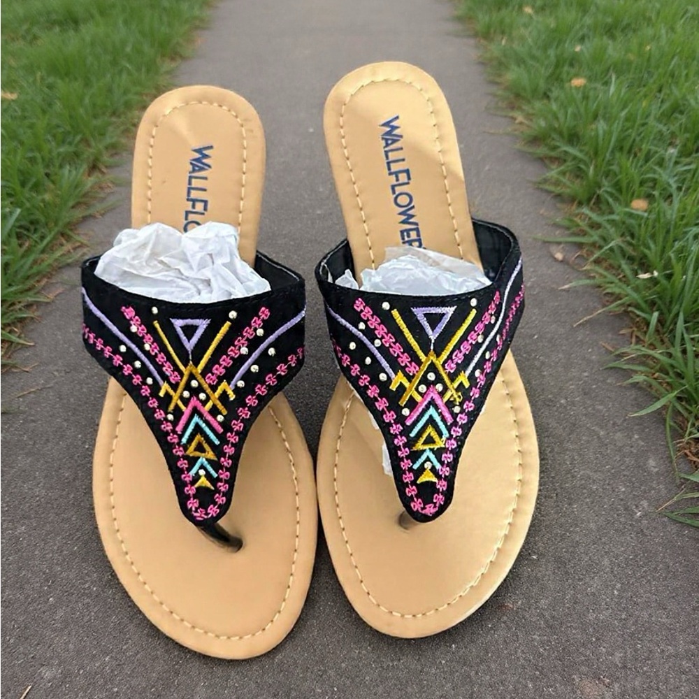 Wallflower Women’s Black Embroidered Thong Sandals Size 7